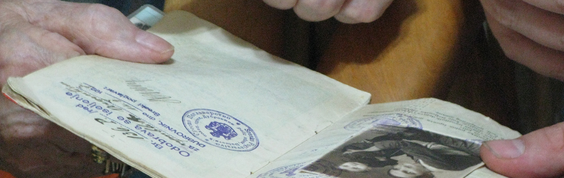 003_manos_abuela-y-nieta-doc_1903x600